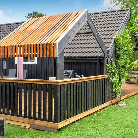 Two-bedroom With A Fireplace In Sjaellands Odde 別荘