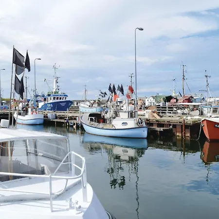 Two-bedroom With A Fireplace In Sjaellands Odde 別荘